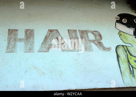 Publicité peinte sur le mur à Mfuwe, Parc national de Luangwa Sud, Zambie, Afrique. Banque D'Images