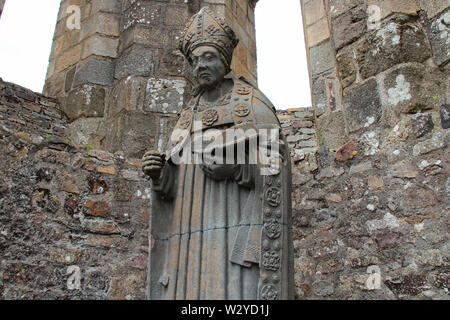 Statue d'un évêque dans l'église de l'abbaye Saint-Guénolé de Landévennec en Bretagne (France) Banque D'Images