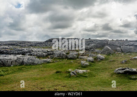 Beau paysage calcaire dans la vallée de Caher et tête noire, Geopark géosites et sauvage de l'Atlantique, Chemin, ciel nuageux jour de printemps dans le comté de Clare en Irlande Banque D'Images
