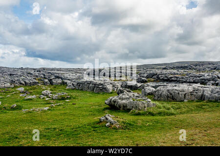 Paysage calcaire dans la vallée de Caher et tête noire, Geopark géosites et sauvage de l'Atlantique, Chemin, ciel nuageux jour de printemps dans le comté de Clare en Irlande Banque D'Images