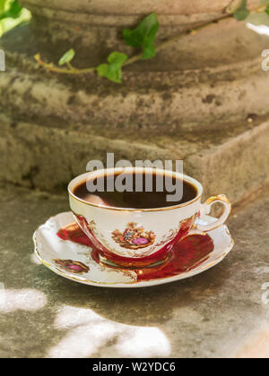 Imaginez un rendez-vous romantique à la Solitaire à cette tasse de café Banque D'Images