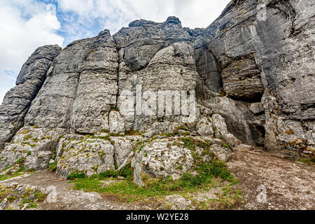 Plateau calcaire rocheux imprenable paysage dans le Burren à Caher valley, Geopark géosites et sauvage de l'Atlantique, Chemin, ciel nuageux jour de printemps Banque D'Images