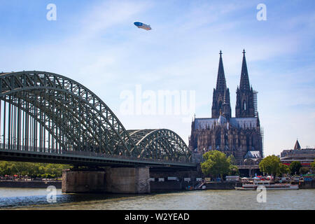 Dirigeable Zeppelin au-dessus de la cathédrale de Cologne et de pont Hohenzollern sur le Rhin, Cologne, Allemagne. Zeppelin ueber dem Dom und der Hohenzollernb Banque D'Images