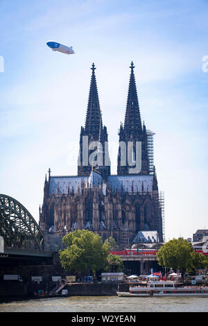 Dirigeable Zeppelin au-dessus de la cathédrale de Cologne, pont Hohenzollern sur le Rhin, Cologne, Allemagne. Zeppelin ueber die dem Dom, Hohenzollernbruecke Banque D'Images