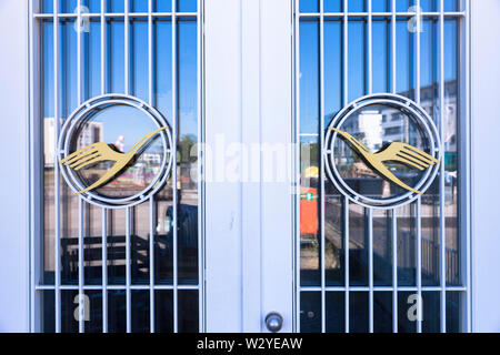 Logos de Lufthansa dans le bâtiment principal de l'ancien aéroport Butzweilerhof dans le quartier Ossendorf, Cologne, Allemagne. Am Hauptgebaeud Lufthansa-Logos Banque D'Images