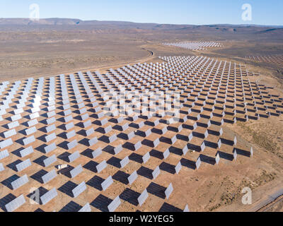 Des survols des panneaux solaires dans un paysage sec Banque D'Images