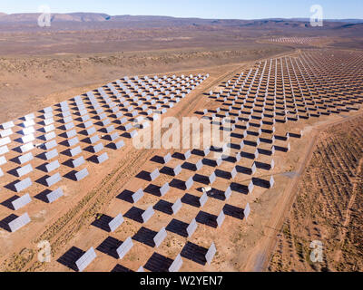 Des survols des panneaux solaires dans un paysage sec Banque D'Images