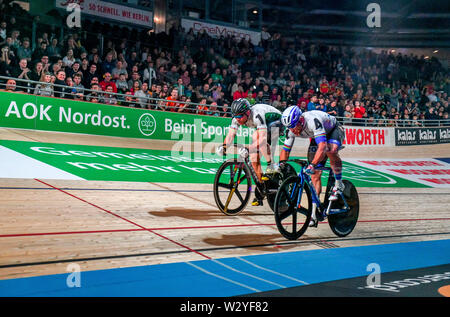 Edition 2019 Berlin, 4. Tag. Sonntag 27.01.2019, le sprint final. Denis Dmitriev (4) siegt gegen Maximilian Levy (1), Velodrom, Prenzlauer Berg, Berlin Banque D'Images