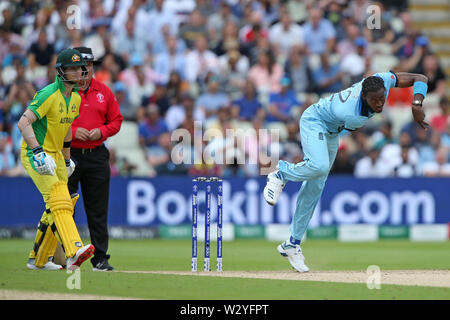 Birmingham, UK. Birmingham, UK. 11 juillet 2019 ; Edgbaston, Midlands, Angleterre ; ICC Cricket World Cup demi-finale l'Angleterre contre l'Australie ; Jofra Archer bowls Crédit : Action Plus de Sports/Alamy Live News Banque D'Images