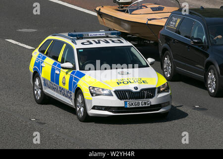 Une voiture de police militaire royale voyageant sur l'autoroute M6 Banque D'Images