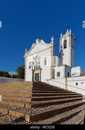 Le Paropquia de S Martinho haute sur certaines étapes pavées en terrasse dans le centre-ville d'Estoi sur l'Algarve portugais, près de Faro. Banque D'Images