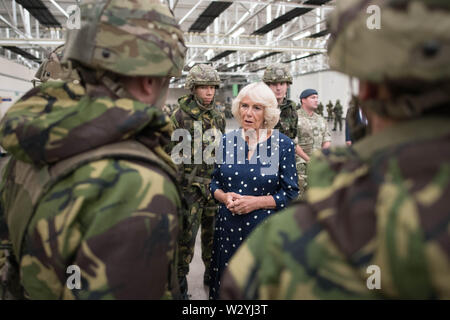 La duchesse de Cornouailles, dans son rôle en tant que président honoraire du Commodore de l'air, parle au personnel de service au cours d'une visite au Royal Air Force Halton à Aylesbury, dans le cadre de son centième anniversaire, fêtes de fin d'année. Banque D'Images