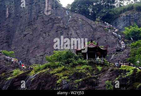 Wuyishan. 11 juillet, 2019. Les touristes visitent notre établissement "Tuteng Impression Hotel Tiyuan Pic de Wuyi Mountain dans le sud-est de la province de Fujian en Chine, le 11 juillet 2019. Le Mont Wuyi scenic area a rouvert ses portes au public le jeudi, après la fermeture le 9 juillet en raison d'une série d'intenses précipitations. Credit : Zhang Guojun/Xinhua/Alamy Live News Banque D'Images