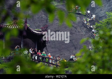 Wuyishan. 11 juillet, 2019. Les touristes visitent notre établissement "Tuteng Impression Hotel Tiyuan Pic de Wuyi Mountain dans le sud-est de la province de Fujian en Chine, le 11 juillet 2019. Le Mont Wuyi scenic area a rouvert ses portes au public le jeudi, après la fermeture le 9 juillet en raison d'une série d'intenses précipitations. Credit : Zhang Guojun/Xinhua/Alamy Live News Banque D'Images