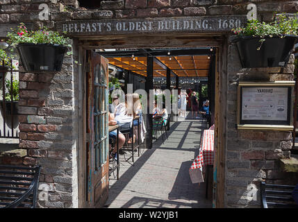 L'Irlande du Nord, Belfast, quartier de la cathédrale, l'extérieur de l'oignon et sale Yardbird, Bar & Restaurant sur Hill Street. Banque D'Images