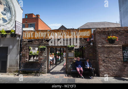 L'Irlande du Nord, Belfast, quartier de la cathédrale, l'extérieur de l'oignon et sale Yardbird, Bar & Restaurant sur Hill Street. Banque D'Images