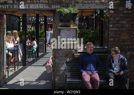 L'Irlande du Nord, Belfast, quartier de la cathédrale, l'extérieur de l'oignon et sale Yardbird, Bar & Restaurant sur Hill Street. Banque D'Images