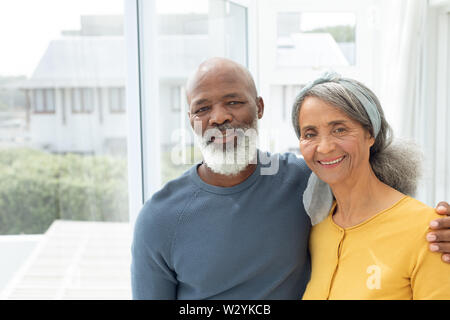 Couple standing proches tout en souriant Banque D'Images