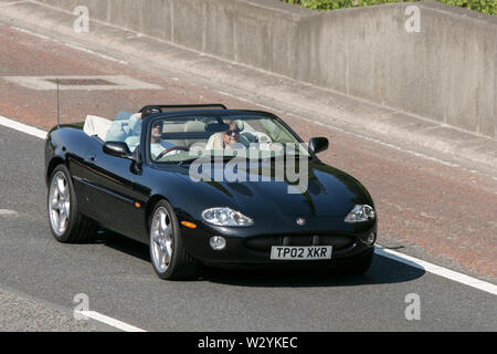 2002, Jaguar XKR Auto ; Vintage Classic restauré véhicules voitures voyageant sur l'autoroute M6 à la Leighton Hall car show dans Carnforth, Lancaster, UK Banque D'Images