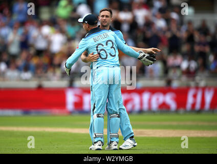 L'Angleterre Chris Woakes (à droite) célèbre en tenant le wicket de l'Australie, la Mitchell Starc capturés par Jos Buttler (à gauche), au cours de l'ICC World Cup, demi-finale à Edgbaston, Birmingham. Banque D'Images