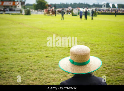 Harrogate, Royaume-Uni. 11 juillet, 2019. Une femme se tient sur une beanch dans le ring lors de la dernière journée de la 161e Grand Yorkshire Show. Great Yorkshire Show est tenue 9 - 11 juillet et célèbre l'agriculture et l'agriculture. Credit : Ioannis Alexopoulos/Alamy Live News Banque D'Images