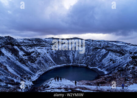 Kerið (lac de cratère Kerid) en Islande au cours de l'hiver, en décembre Banque D'Images