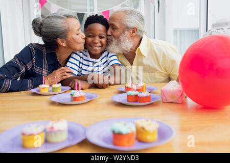 Les grands-parents s'embrasser petit-fils Banque D'Images