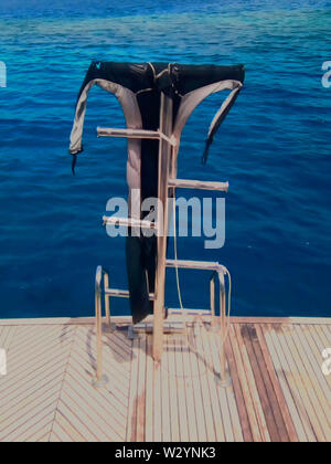 Un wet suit le séchage au soleil sur l'arrière d'un bateau de plongée en Mer Rouge, Egypte Banque D'Images