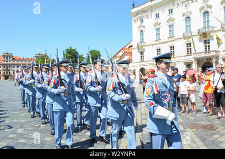 Prague, République tchèque - 27 juin 2019 : les touristes à regarder l'évolution traditionnelle des gardes d'honneur devant le Château de Prague. La garde du château de Prague. Foule de gens. Attraction touristique. Banque D'Images