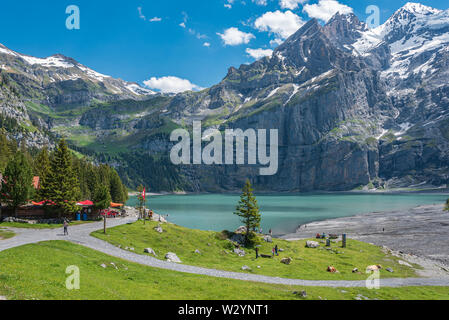 Paysage à l'Oeschinensee lac avec la montagne Blüemlisalp, Kandersteg, Oberland Bernois, Canton de Berne, Suisse, Europe Banque D'Images