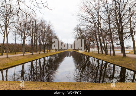 Schwerin, Allemagne. L'eau de l'étang château Schweriner au crépuscule Banque D'Images