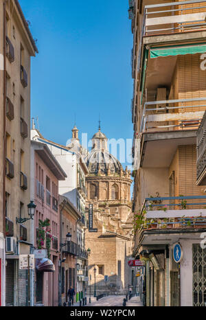 Eglise de Santos Justo y Pastor, église du 16ème siècle à Plaza de la Universidad, vue de la rue Calle San Jeronimo à Grenade, Andalousie, Espagne Banque D'Images