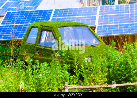 Location de couverts dans l'herbe avec des panneaux solaires dans l'arrière-plan Banque D'Images