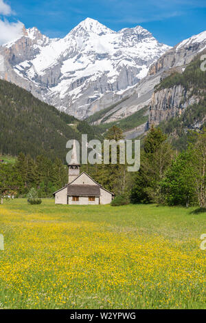 Avec l'église Sainte-Marie, la montagne Blüemlisalp Kandersteg, Oberland Bernois, Canton de Berne, Suisse, Europe Banque D'Images