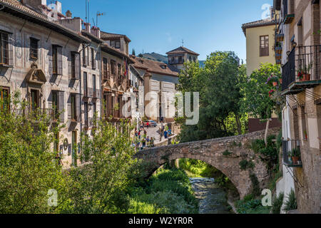 Pont médiéval, les maisons de la rue Carrera de Darro, sur Rio Darro dans quartier de l'Albayzin à Grenade, Andalousie, Espagne Banque D'Images