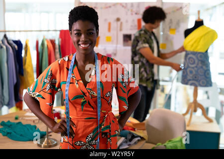 Designer de mode féminine debout avec les mains sur la hanche en design studio Banque D'Images
