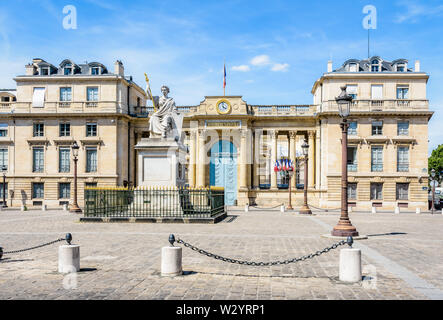 Vue générale de la place du Palais Bourbon avec une statue au centre et le Palais Bourbon, siège de l'Assemblée nationale française à Paris, France. Banque D'Images