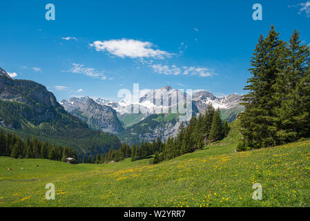 Entre paysages de montagne et l'Oeschinensee station Oeschinen lake avec le sommet de la Grande Lohner, Kandersteg, Oberland Bernois, Canton de Berne, Banque D'Images