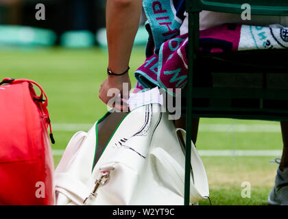 Londres, Royaume-Uni, 11 juillet 2019 : : Simona de Roumanie est titulaire correspondent à des notes dans sa main lors de sa victoire en demi-finale au jour 10 au tennis de Wimbledon 2019 au All England Lawn Tennis et croquet Club à Londres. Crédit : Frank Molter/Alamy live news Banque D'Images