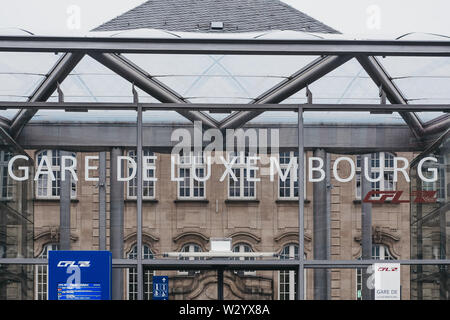 La Ville de Luxembourg, Luxembourg - le 19 mai 2019 : panneau indicateur de gare à l'entrée de la Gare de Luxembourg, la principale gare ferroviaire desservant la ville. Banque D'Images