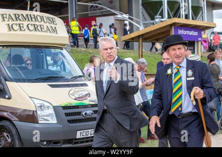 Harrogate. United Kingdom. 11 juillet 2019. Son Altesse Royale le duc de York au Great Yorkshire Show accompagné par Charles Mills Le directeur de la Grande Yorkshire Show. Promenades à travers la foule.. Bouleau/SIP Elli Crédit photo agency/Alamy live news. Banque D'Images