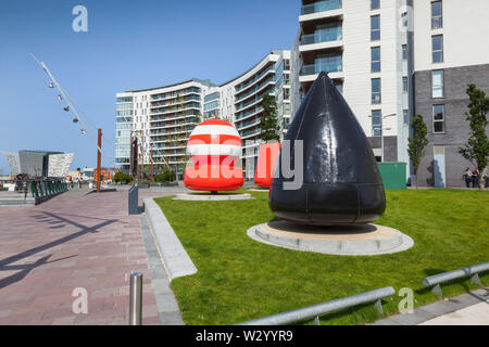 L'Irlande du Nord, Belfast, Titanic, trimestre, le centre d'accueil conçu par Civic Arts & Eric Kuhne R avec les bouées en acier. Banque D'Images