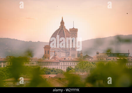 La cathédrale de Florence, le dôme de Brunelleschi et La Tour de Giotto comme vu à partir d'une collision latérale inhabituelles. La toscane, italie Banque D'Images