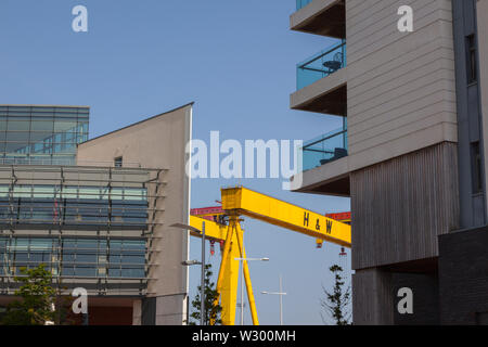 L'Irlande du Nord, Belfast, Titanic, trimestre, appartement moderne avec des bâtiments grues Harland and Wolff dans l'arrière-plan. Banque D'Images