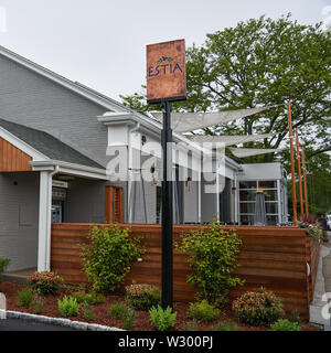 Falmouth, MA - le 15 juin 2019 : Estia restaurant sur Main Street sert une cuisine grecque classique avec une touche moderne. Banque D'Images