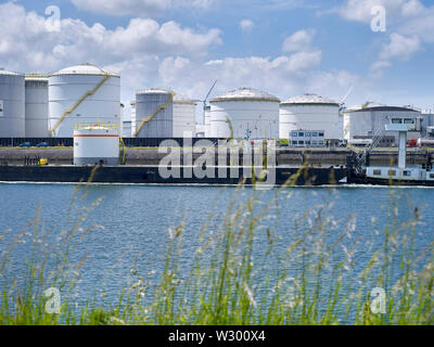 Vue sur les réservoirs de stockage de pétrole dans la zone industrielle le long du canal Caland près de Rotterdam Banque D'Images