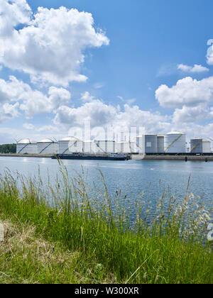 Vue sur les réservoirs de stockage de pétrole dans la zone industrielle le long du canal Caland près de Rotterdam Banque D'Images