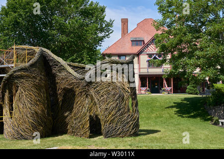 Falmouth, MA - le 15 juin 2019 : une envie d'une sculpture par stickwork Patrick Dougherty en construction sur les terrains de Highfield Hall et Banque D'Images