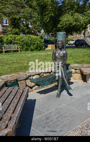 Woods Hole, MA - le 14 juin 2019 : cette statue de Rachel Carson, Silent Spring, de l'auteur se trouve au parc riverain. Banque D'Images