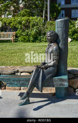 Woods Hole, MA - le 14 juin 2019 : cette statue de Rachel Carson, Silent Spring, de l'auteur se trouve au parc riverain. Banque D'Images